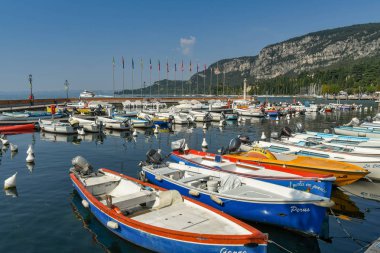 Lake Garda, İtalya - Eylül 2018: şehir Garda Garda Gölü üzerinde limanda palamarla küçük balıkçı tekneleri.