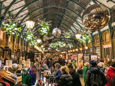 Londra, İngiltere - Aralık 2018: insanlar ürünler kapalı Covent Garden, Londra piyasasında tarama.