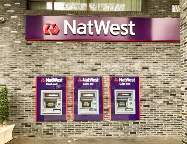Londra - Aralık 2018: Nakit noktası makineleri outide bir dal Natwest Bankası üçlüsü.