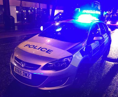 Londra, İngiltere - Aralık 2018: Polis devriye arabası park etmiş bir sokakta geceleri Londra'nın merkezinde onun mavi ışıklar yanıp sönen ile.