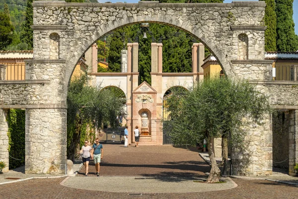 Gardone Riviera, İtalya - Eylül 2018: Gardone Riviera Vittoriale degli Italiani bahçelerde girişine.