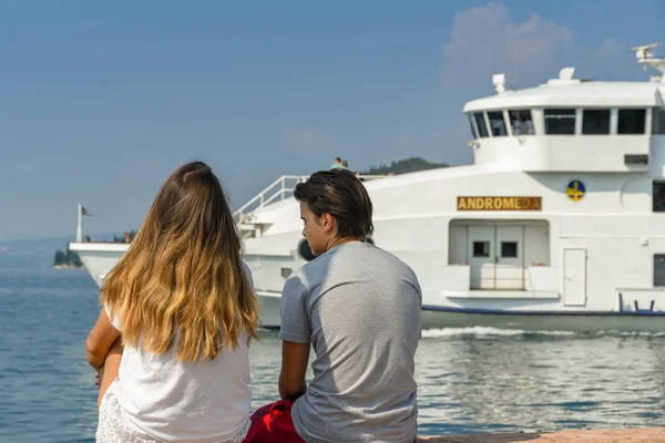 Lago Garda Italia Septiembre 2018 Dos Jóvenes Sentados Togeter Pared — Foto de Stock