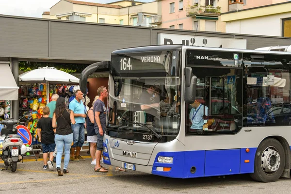 Garda Italia Septiembre 2018 Personas Que Toman Autobús Servicio Público — Foto de Stock