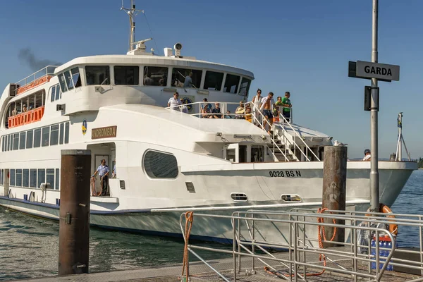 Garda Lago Garda Italia Septiembre 2018 Ferry Pasajeros Andrómeda Llega — Foto de Stock