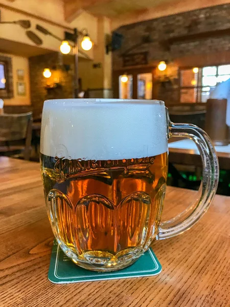 捷克布拉格 2018年7月 布拉格酒吧的木桌上一杯泡泡的捷克皮尔斯纳啤酒 — 图库照片