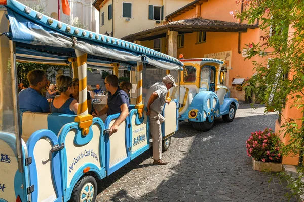 Gardone Riviera Italy September 2018 People Visiting Town Gardone Riviera — Stock Photo, Image