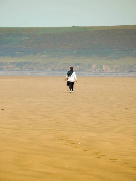 Persona Che Cammina Una Vasta Distesa Spiaggia Deserta — Foto Stock