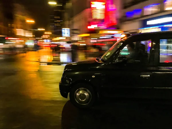 London Taxi Byens Centrum Gade Natten Med Langsom Lukkerhastighed Bruges - Stock-foto