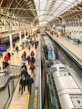 Londra, İngiltere - Aralık 2018: Londra Paddington istasyonu, bir peronda boyunca büyük bir Batı Demiryolu gelişinden sonra yürüyüş yolcu şehir traing Inter.