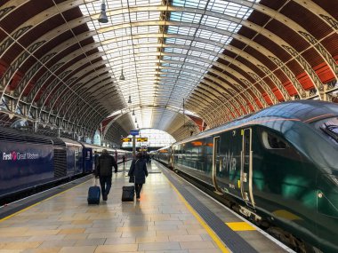 Londra, İngiltere - Aralık 2018: yolcu bavul bir platofrm boyunca Londra Paddington istasyonuna çekerek. Büyük Batı Demiryolu ve ilk büyük Batı Tren istasyonu vardır.