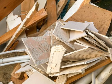 Kırık fayans Cardiff, Galler - Ocak 2019:, ahşap ve plastik borularda bir çöp dışarı yenileniyor bir banyodan alınıp sonra atlamak.