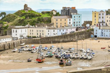 Tenby, Pembrokeshire, Galler - Ağustos 2018: Düşük tide Tenby, Batı Galler, limanda.