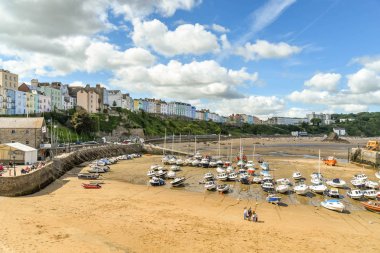 Tenby, Pembrokeshire, Galler - Ağustos 2018: Şehrin çok düşük gelgit Tenby, Batı Galler, limanda binalar içinde belgili tanımlık geçmiş renkli.
