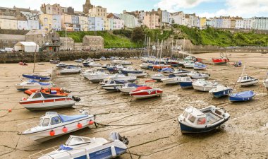 Tenby, Pembrokeshire, Galler - Ağustos 2018: Küçük teknelerle düşük tide Tenby, Batı Galler, limanda
