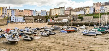 Tenby, Pembrokeshire, Galler - Ağustos 2018: Küçük teknelerle düşük tide Tenby, Batı Galler, limanda