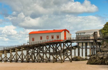 Tenby, Pembrokeshire, Galler - Ağustos 2018: Eski cankurtaran istasyonu Tenby, arka planda yeni bir istasyon ile Batı Galler. Eski Istanbul Konaklama dönüştürülmüş.