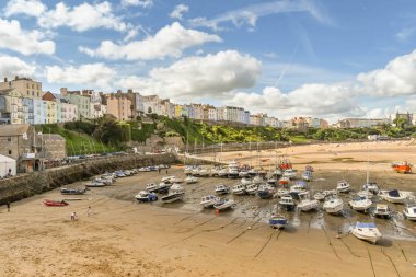 Tenby, Pembrokeshire, Galler - Ağustos 2018: Şehrin çok düşük gelgit Tenby, Batı Galler, limanda binalar içinde belgili tanımlık geçmiş renkli.
