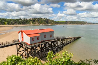 Tenby, Pembrokeshire, Galler - Ağustos 2018: Tenby, konaklama dönüştürülmüş Batı Galler eski cankurtaran istasyonu.