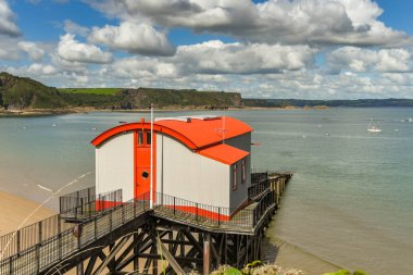 Tenby, Pembrokeshire, Galler - Ağustos 2018: Tenby, konaklama dönüştürülmüş Batı Galler eski cankurtaran istasyonu.