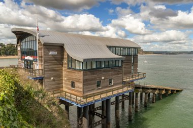 Tenby, Pembrokeshire, Galler - Ağustos 2018: Yeni Rnli cankurtaran istasyonu Tenby, Batı Galler.