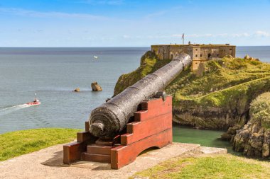Tenby, Pembrokeshire, Galler - Ağustos 2018: castle beach and St Catherine's Island Tenby, Batı Galler bakan antik savaş topu.