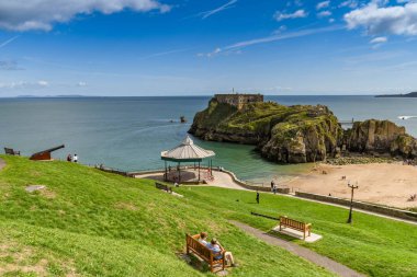 Tenby, Pembrokeshire, Galler - Ağustos 2018: Castle beach and St Catherine's Island Tenby, Batı Galler hakim tepede geniş açı görünümünden.