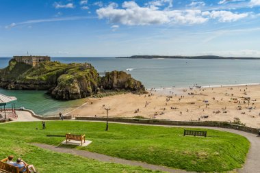 Tenby, Pembrokeshire, Galler - Ağustos 2018: Castle beach and St Catherine's Island Tenby, Batı Galler hakim tepede geniş açı görünümünden.