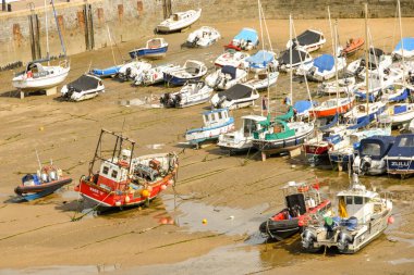 Tenby, Pembrokeshire, Galler - Ağustos 2018: Tenby, düşük tide, Batı Galler limanda.