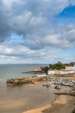 Tenby, Pembrokeshire, Galler - Ağustos 2018: Tenby, gelgit olarak Batı Galler limanda geliyor.
