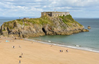 Tenby, Pembrokeshire, Galler - Ağustos 2018: St Catherine's Island ve Castle Beach Tenby, Batı Galler.