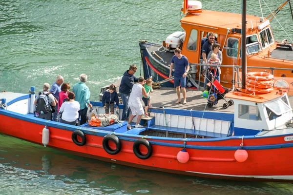 Tenby Pembrokeshire Wales Agosto 2018 Pessoas Saindo Barcos Smal Final — Fotografia de Stock