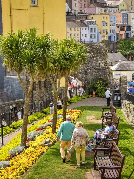 Tenby Pembrokeshire Wales Augustus 2018 Mensen Een Kleine Tuin Met — Stockfoto