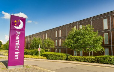 Bath Road, Londra Heathrow Havaalanı - Haziran 2018: Premier Inn otel Bath Road üzerinde dışarıdaki büyük tabelada Londra Heathrow Havaalanı yakınındaki oteller.