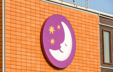 Bath Road, Londra Heathrow Havaalanı - Haziran 2018: Premier Inn hotel Londra Heathrow Havaalanı yakınında banyo yolda kenarında büyük işareti.