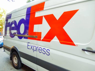 Seattle, Wa, Amerika Birleşik Devletleri - Haziran 2018: Seattle şehir merkezinde bir sokakta park edilmiş Fedex teslim ibarettir logosunun kapat.