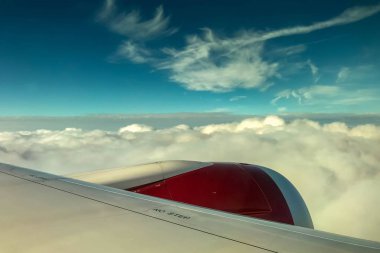 Yolda Londra Seattle - Haziran 2018: beyaz bulutlar ve kanat ve motor bir Virgin Atlantic uçağı üzerinde mavi gökyüzü.