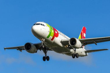 Londra, İngiltere - Kasım 2018: Musluk Airbus A320 Londra Heathrow havaalanında Portekiz'den gelen.