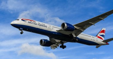 Londra, İngiltere - Kasım 2018: arazi Londra Heathrow Havaalanı'nda girdiği British Airways Boeing 787 Dreamliner jet.