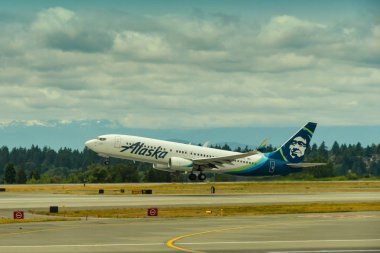 Seattle, Wa, Amerika Birleşik Devletleri - Haziran 2019: Alaska Havayolları Boeing 737 Seattle Tacoma Havaalanı'ndan kalktıktan.