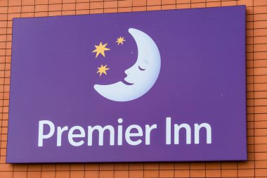 Bath Road, Londra Heathrow Havaalanı - Haziran 2018: Premier Inn hotel Londra Heathrow Havaalanı yakınında banyo yolda kenarında büyük işareti.