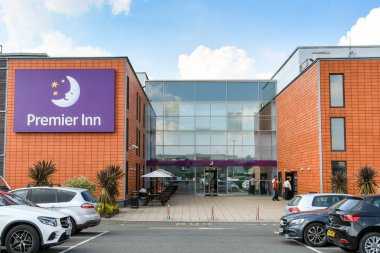 Bath Road, Londra Heathrow Havaalanı - Haziran 2018: Giriş ve araba park Premier Inn Hotel'in Bath Road Londra Heathrow Havaalanı yakınında üzerinde.