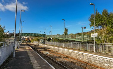 Dağ kül, Galler - Ekim 2018: Tren istasyonu, vadilerin şehir dağ kül platformlarda.