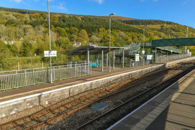 Dağ kül, Galler - Ekim 2018: Tren istasyonu, vadilerin şehir dağ kül platformlarda.