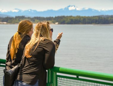 Yolda Seattle Bremerton - Haziran 2018: kişi bir şey ona ilgi işaret arkadaş bir yolcu feribot Seattle'dan Bremerton için.