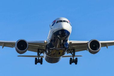 Londra - Kasım 2018: Görünüm arazi Londra Heathrow Havaalanı'nda girdiği British Airways Boeing 787 Dreamliner Jet kafasına.