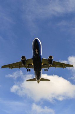 Londra, İngiltere - Kasım 2018: ek yükü arazi Londra Heathrow Havaalanı'nda geçen British Airways Airbus A319 jet.