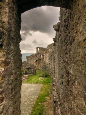 Abergavenny, Galler - Ekim 2018: Giydirme cephe bir kemer tarafından çerçeveli manzaralı dört katlı kule kalıntıları doğru seyir Abergavenny Castle.