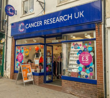 Abergavenny, Monmouthshire, Galler - Ekim 2018: Kanser Araştırmaları İngiltere dükkanı Abergavenny şehir merkezinde dış görünümünü.