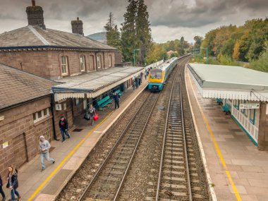 Abergavenny, Galler - Ekim 2018: Cross country Tren Platformu 1 Abergavenny tren istasyonunda durdu. Yolcu istasyonu terk için platform yürüyor.