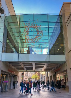 Cardiff, Galler - Ekim 2018: birinci kat köprü boyunca ve Cardiff şehir merkezinde St David's Alışveriş Merkezi Zemin kattaki insanlar yürürken, insanlar.